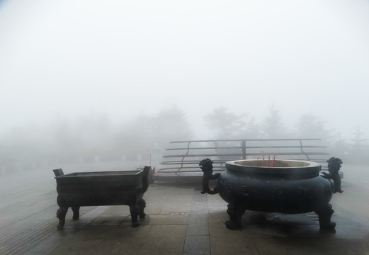 云雾峨眉山寺院