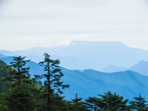 峨眉群山