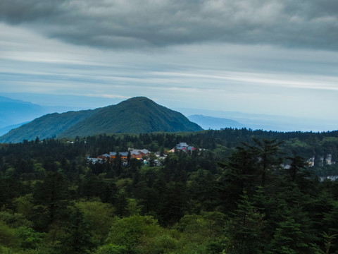 峨眉群山