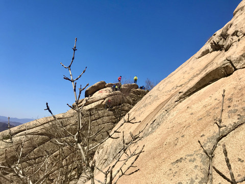 攀行峭壁无尽山