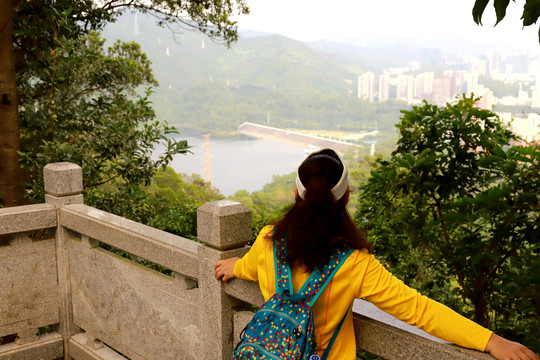 户外登山美女背影