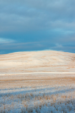 草原丘陵雪山冬季