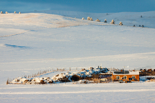 冬季雪原草原牧场民居