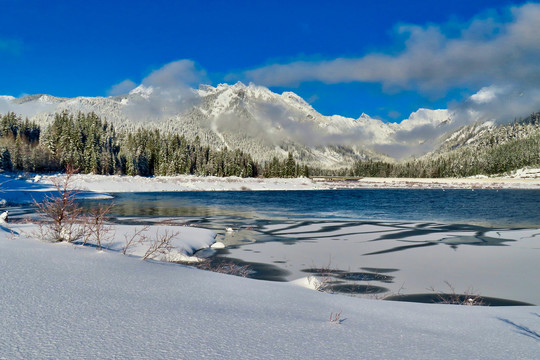 雪后山景