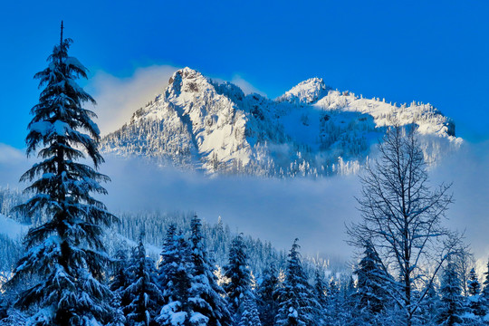 雪后山景