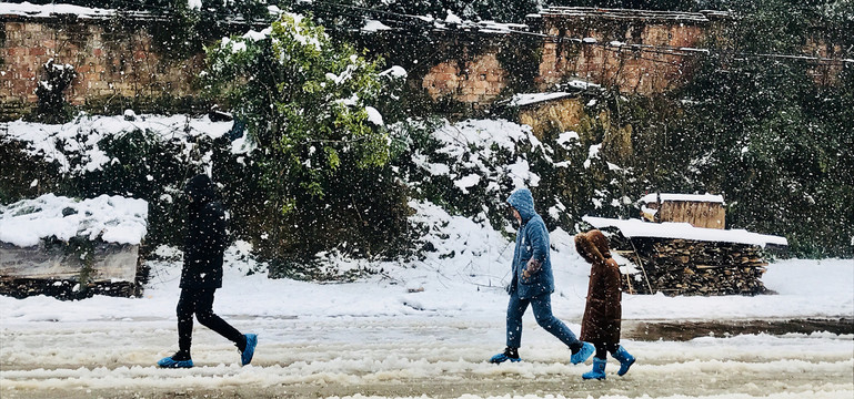 风雪归家路