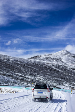 雪山上的越野车