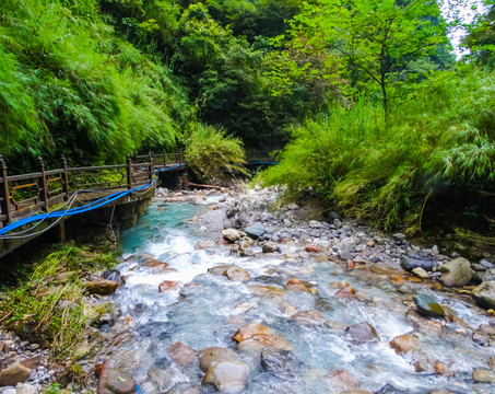 山涧溪流