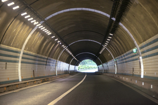 高速路隧道口