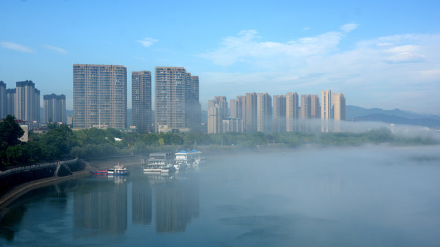 水面雾景