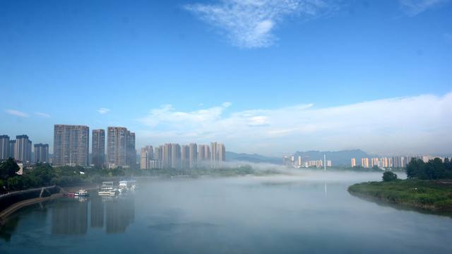 水面雾景