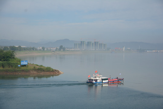 水面雾景