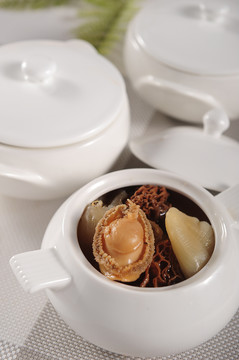 羊肚菌花膠燉鮑魚