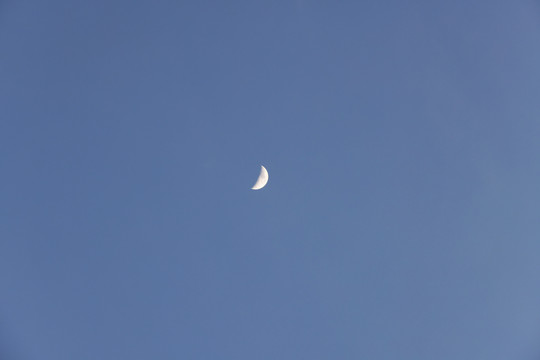 月亮蓝天云朵