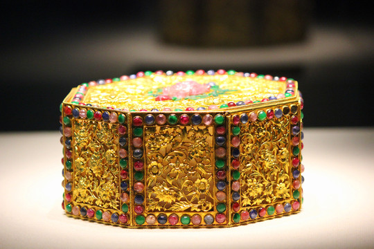 金雕花嵌宝石八角盒