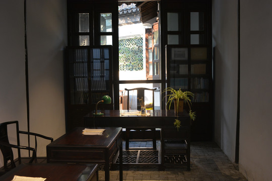 中式古典民居室内家具与窗外