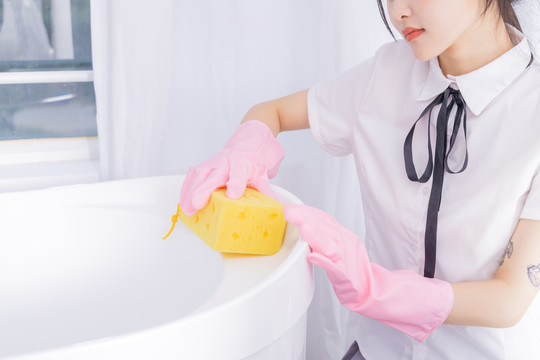 女性戴手套清洁浴缸打扫卫生