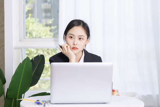 亚洲商务女性在电脑前办公