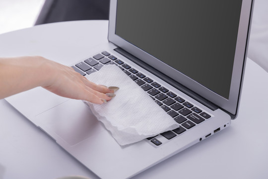 纸巾清洁笔记本电脑键盘