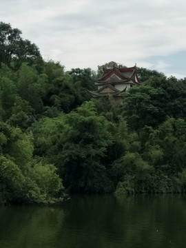 江岸隐寺