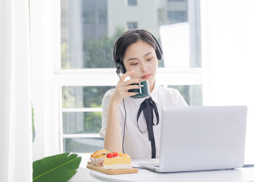 女性客服戴着耳麦使用电脑