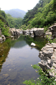 山间溪流