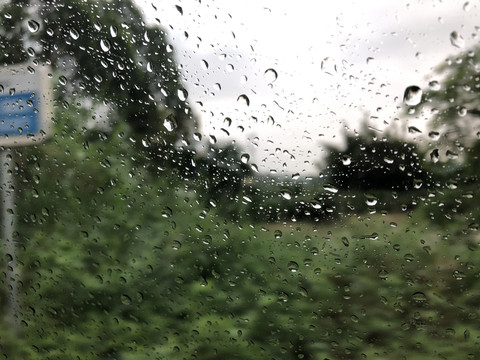 玻璃窗外的雨水