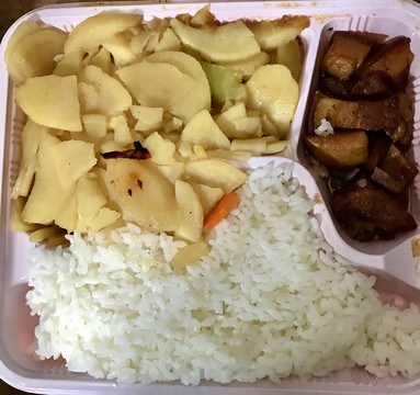 红烧肉土豆片米饭