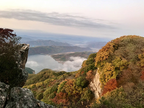 秋山野岭乱云飞