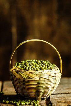 竹篮里的绿豆