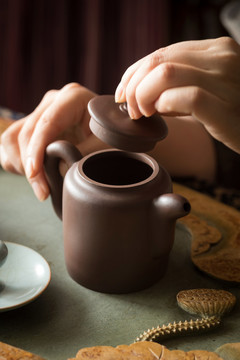 一个褐色茶壶