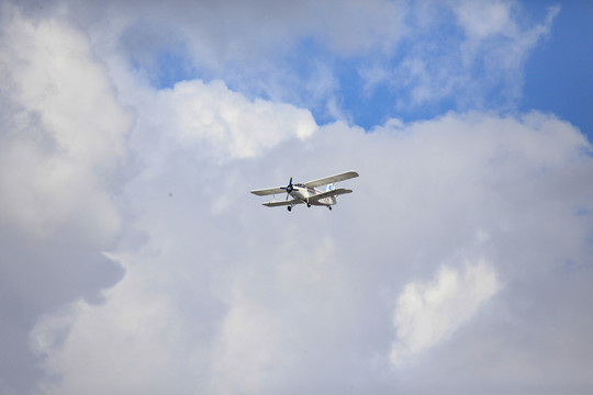 农用飞机空中翱翔蓝天白云巡逻