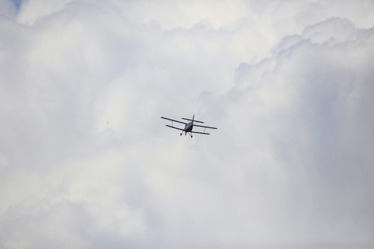 农用飞机空中翱翔蓝天白云巡逻