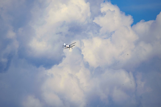 农用飞机空中翱翔蓝天白云巡逻