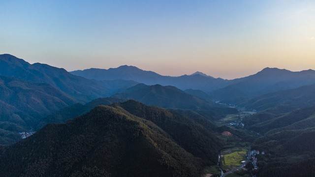 水墨群山