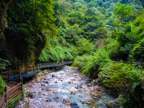 山谷溪流