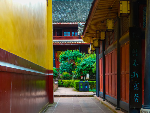 峨眉山古白水寺