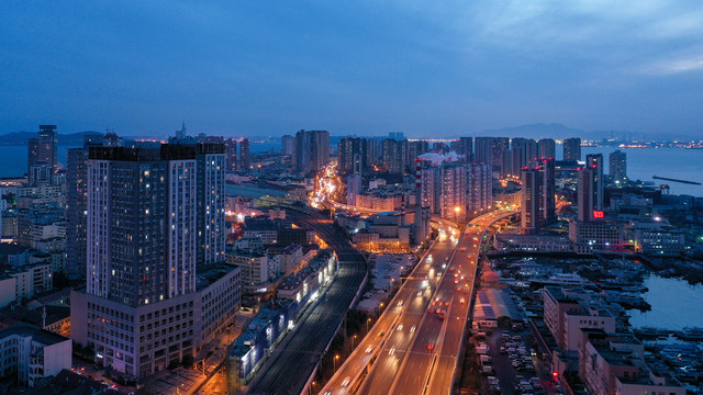 海边城市夜景