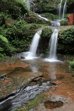 山涧溪流水