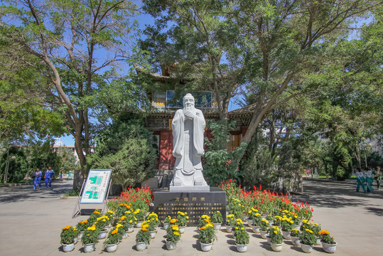 甘肃省酒泉中学孔子塑像