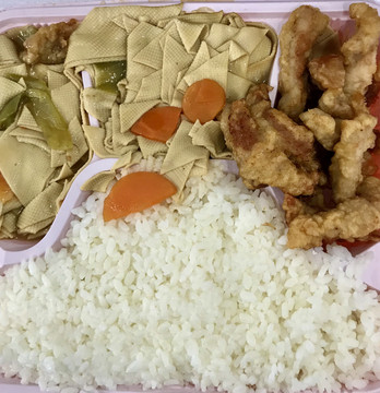 炸里脊肉豆腐皮米饭