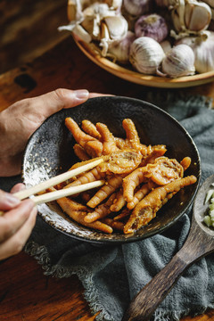 放在碗里的麻辣鸡爪