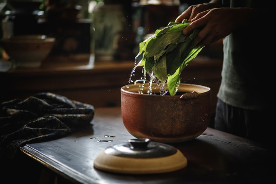 一个人在洗青菜