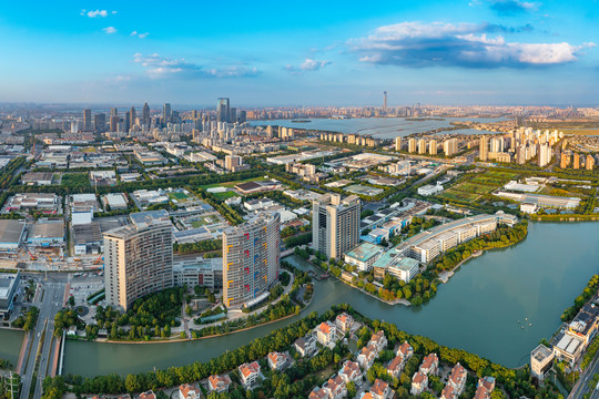 苏州金鸡湖西往东傍晚全景