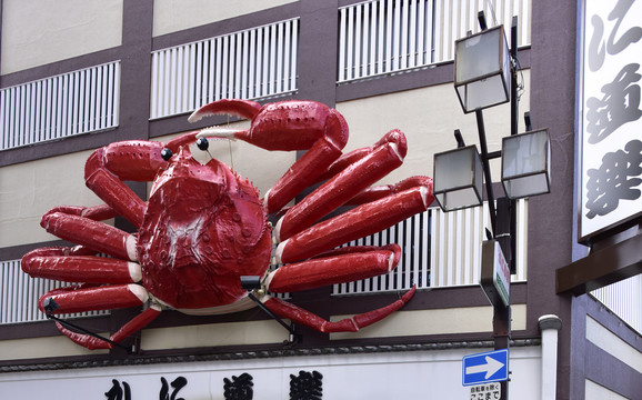 红色螃蟹雕塑