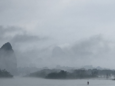 雨后江面宛如水墨画