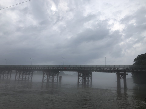 浓雾笼罩下的铁桥
