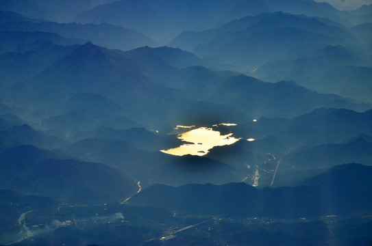 山区湖泊