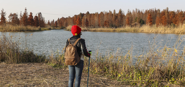 徒步旅行的女人站在河边看风景