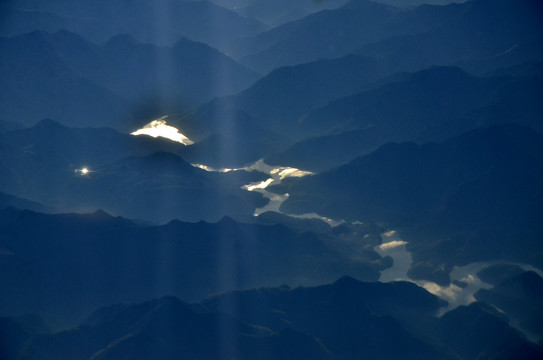 山谷河流